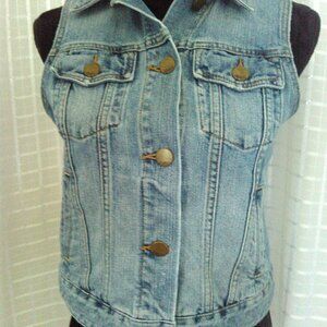 VINTAGE VEST CLASSIC. COLOR: WASH BLUE. SIZE: XS  BY: GAP